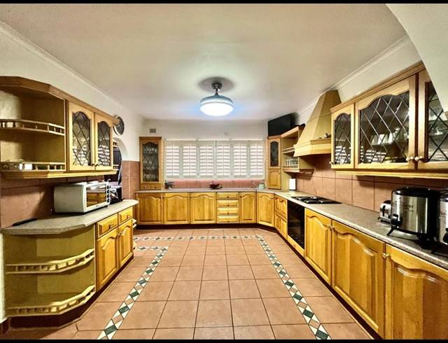 12 BEDROOM HOUSE FOR SALE IN HAYFIELDS